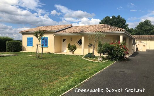 Modern house with swiming-pool, large outbuilding with double-garage, another space to convert into a studio, covered terrace, fenced garden