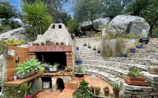 ST MITRE – Beautiful property: 7-room house with swimming pool – 211sqm / plot 2850sqm