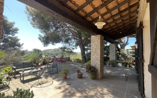 ST MITRE – Beautiful property: 7-room house with swimming pool – 211sqm / plot 2850sqm