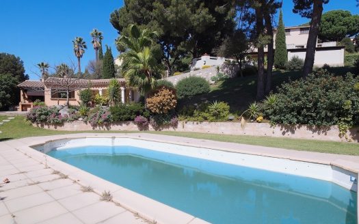 ST MITRE – Beautiful property: 7-room house with swimming pool – 211sqm / plot 2850sqm