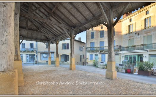 In the heart of Belves village, building with shop on the ground floor and studio on the top floor