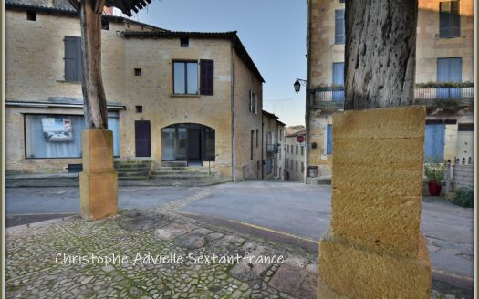In the heart of Belves village, building with shop on the ground floor and studio on the top floor