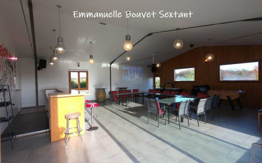 Touristic property in the Dordogne valley, 7.40 acres of land, 5 wooden chalets, reception room, 3 ensuite-bedroom house, swiming-pool, outbuildings