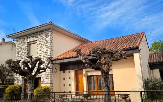 BERGERAC, TOWN HOUSE CLOSE TO AMENITIES