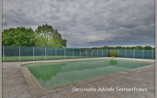 2 houses on a huge plot with big lake, many barnes, near Villeréal