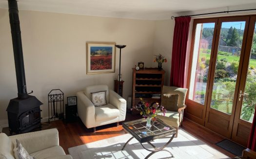 Detached stone house, 3 bedrooms, 2 bathrooms. Small garden around 311 sqm