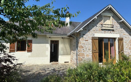 Detached stone house, 3 bedrooms, 2 bathrooms. Small garden around 311 sqm