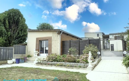 House with outbuildings, garages, garden in Amiens