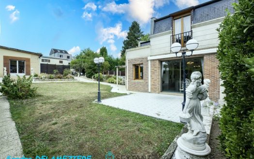 House with outbuildings, garages, garden in Amiens