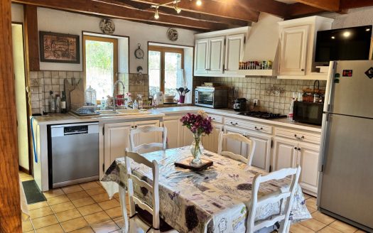 Village house, 3 bedrooms, Garden and garage.