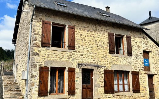 Village house, 3 bedrooms, Garden and garage.