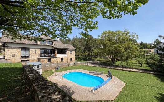 Exceptional property – 274 sqm of living space + 699 sqm of outbuildings + garages