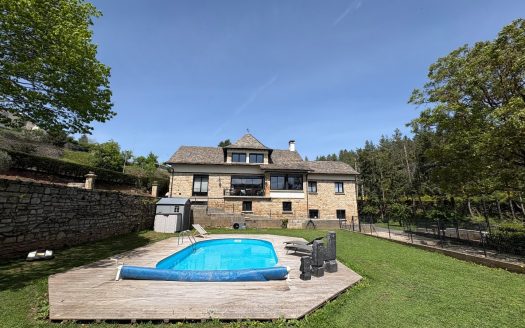 Exceptional property – 274 sqm of living space + 699 sqm of outbuildings + garages