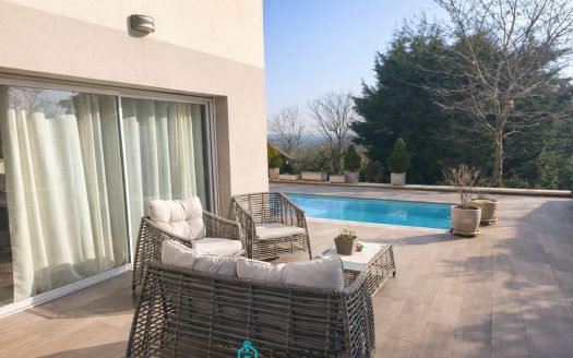 Belle villa mitoyenne familiale de 135 sqm avec piscine chauffée -Collonges-Secteur Ecorans- 629.000 €