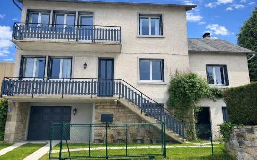 Beautifuuly renovated detached property; 4 bedrooms with 2 bathrooms, balcony and garden. 471 sqm
