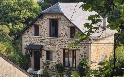Lovely Family home, 3 bedrooms, Lovely garden. 1835 sqm and double garage.