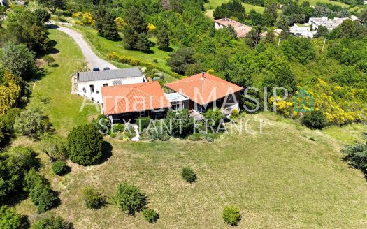 SPACIOUS, 3-BED ARCHITECT-DESIGNED VILLA IN SPACIOUS PLOT WITH SPECTACULAR, OPEN VIEWS