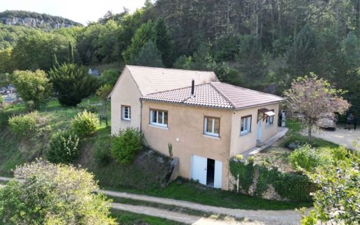 Le Bugue, fully renovated single-storey house of 111 sqm