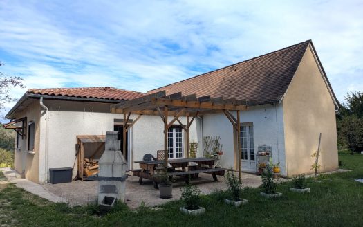 Le Bugue, fully renovated single-storey house of 111 sqm