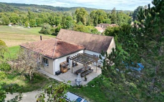 Le Bugue, fully renovated single-storey house of 111 sqm