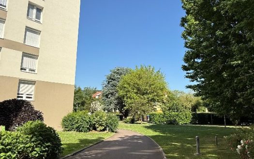 A REAL GEM – Fully renovated, bright 4-room apartment with balcony and parking.
