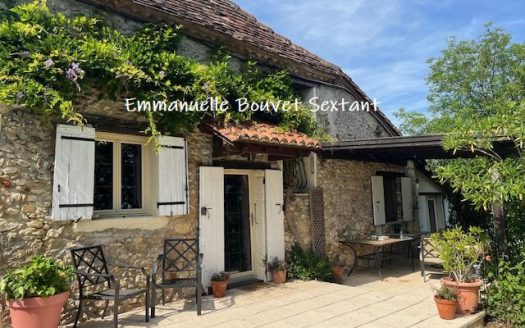 Charming stone house, 3 bedrooms, 2 bathrooms, pool, garden 2523 sqm
