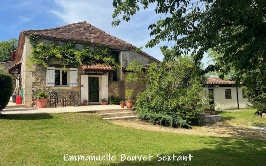 Charming stone house, 3 bedrooms, 2 bathrooms, pool, garden 2523 sqm