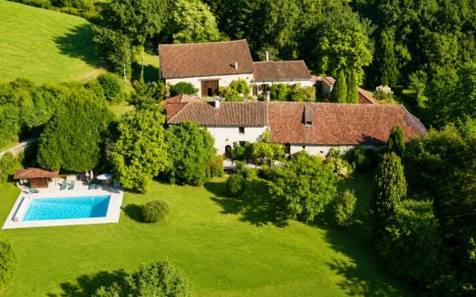 Former fortified house from the 13th century, in the heart of the Périgord Vert regional natural park.