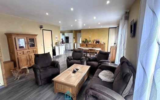 Family home of 140 sqm with converted outbuilding, full basement and large plot of 1,000 sqm