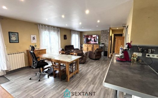 Family home of 140 sqm with converted outbuilding, full basement and large plot of 1,000 sqm