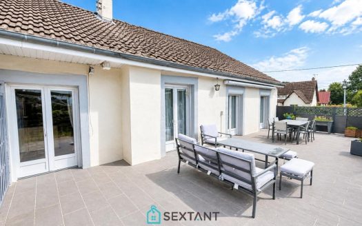 Family home of 140 sqm with converted outbuilding, full basement and large plot of 1,000 sqm