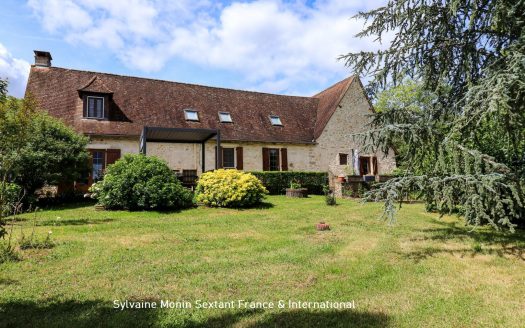 Superb 18th-century character estate on 4 hectares with swimming pool, guest house and outbuildings
