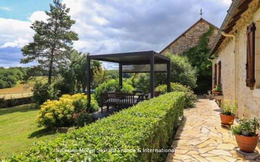 Superb 18th-century character estate on 4 hectares with swimming pool, guest house and outbuildings