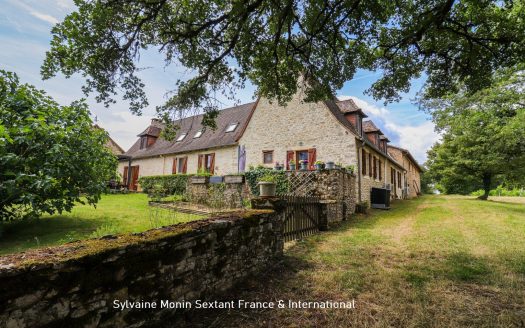 Superb 18th-century character estate on 4 hectares with swimming pool, guest house and outbuildings