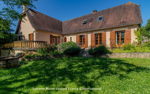 Superb Périgord-style house in absolute peace and quiet, with no neighbors, swimming pool and charming garden