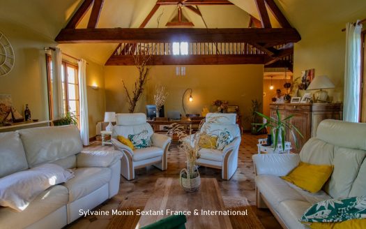 Superb Périgord-style house in absolute peace and quiet, with no neighbors, swimming pool and charming garden