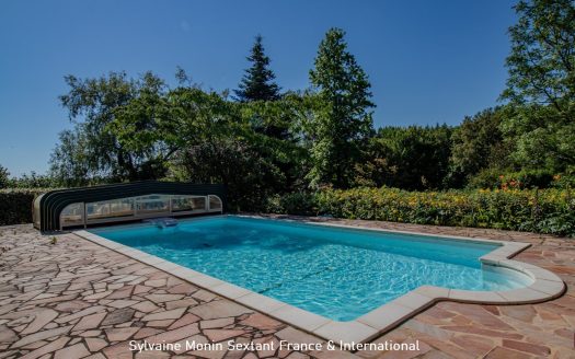 Superb Périgord-style house in absolute peace and quiet, with no neighbors, swimming pool and charming garden