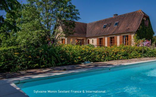 Superb Périgord-style house in absolute peace and quiet, with no neighbors, swimming pool and charming garden