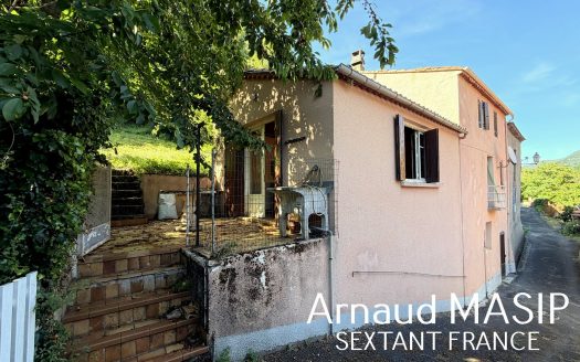 DETACHED 3-BED VILLAGE HOUSE WITH GARDEN, TERRACE AND ADJOINING BARN