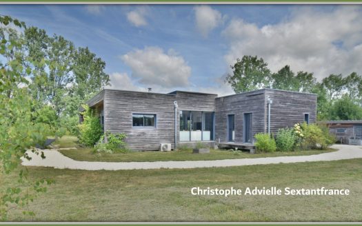 Detached contemporary house with big plot, pool and garage