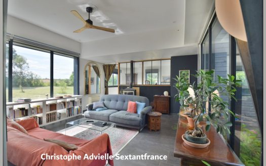 Detached contemporary house with big plot, pool and garage