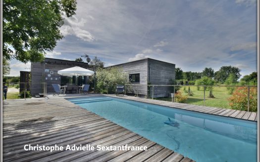 Detached contemporary house with big plot, pool and garage