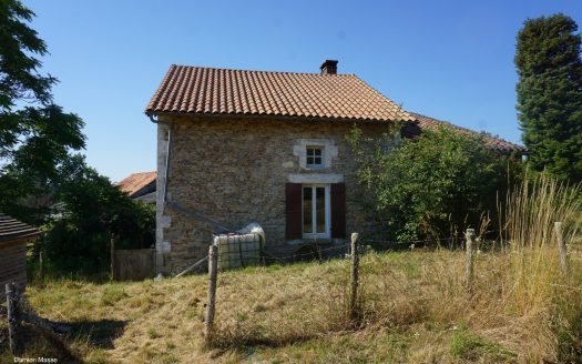 House with outbuildings in the heart of the Perigord-Limousin regional natural park.