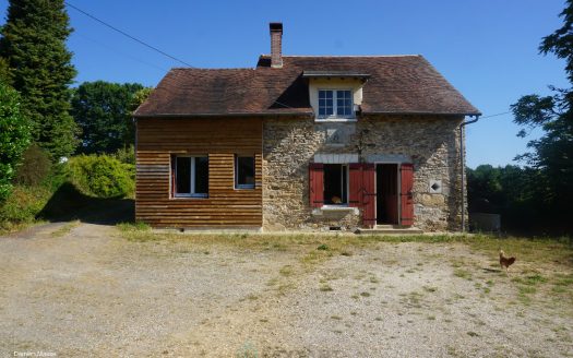 House with outbuildings in the heart of the Perigord-Limousin regional natural park.