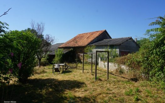 House with outbuildings in the heart of the Perigord-Limousin regional natural park.