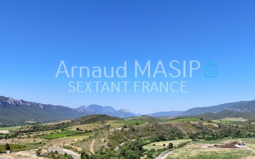 DETACHED VILLA 142sqm, POOL, 2 GARAGES, 3 174M² PLOT, ATTRACTIVE VIEW, QUIET LOCATION NEAR AMENITIES