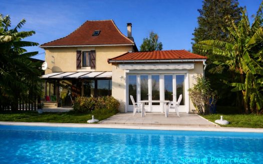 Charming stone country house nestled in the heart of a peaceful natural environment.