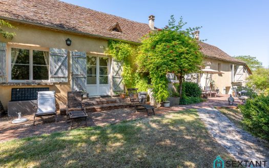 Large 19th-century renovated stone house, 320 sqm, guesthouse and B&B, 1.5 ha of land, 5 minutes from amenities