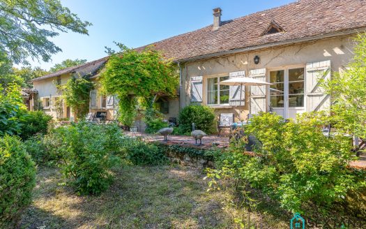 Large 19th-century renovated stone house, 320 sqm, guesthouse and B&B, 1.5 ha of land, 5 minutes from amenities