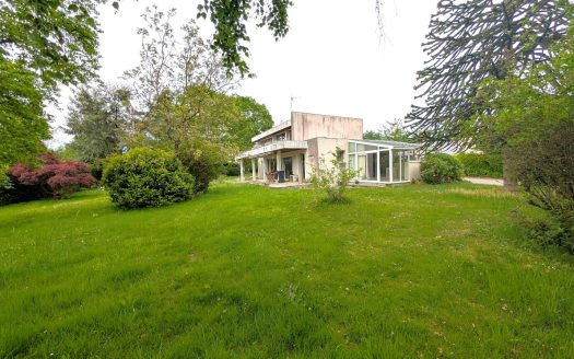 Grande maison d'architecte sur parc arboré